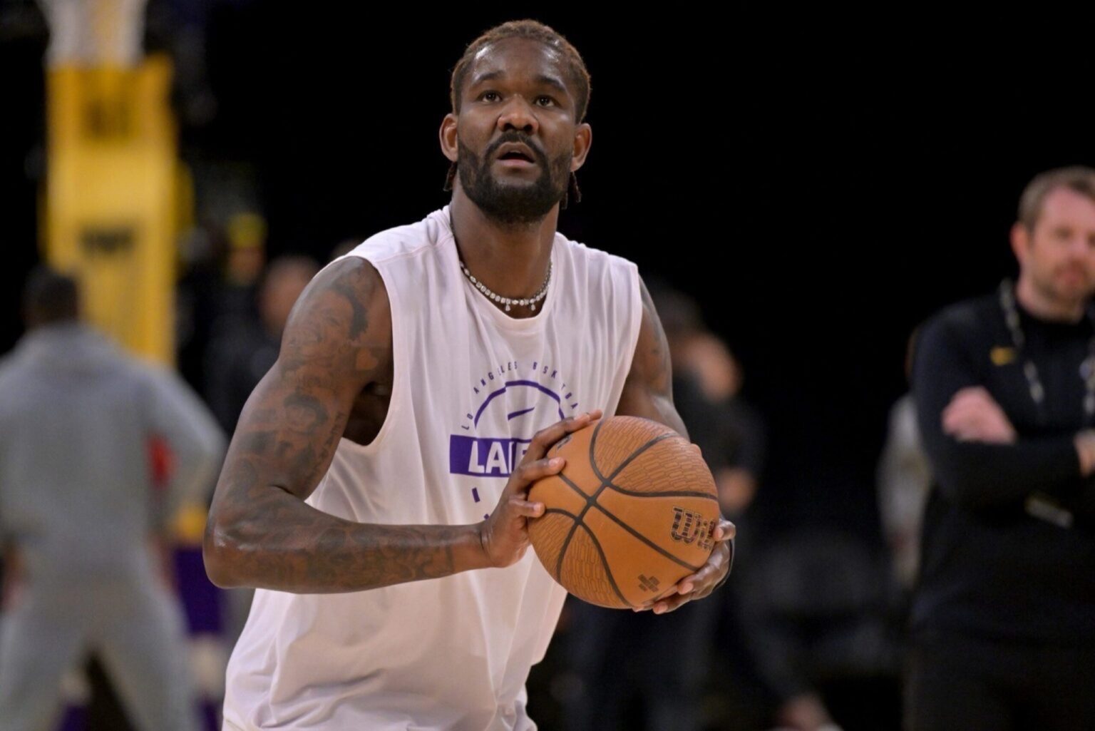 卢卡·东契奇在德安德烈·艾顿轻松挑射失手后明显感到沮丧