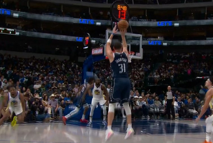 NBA焦点战：克莱·汤普森客场弑旧主 连中两记三分逼停勇士 勇士主场球迷起立鼓掌