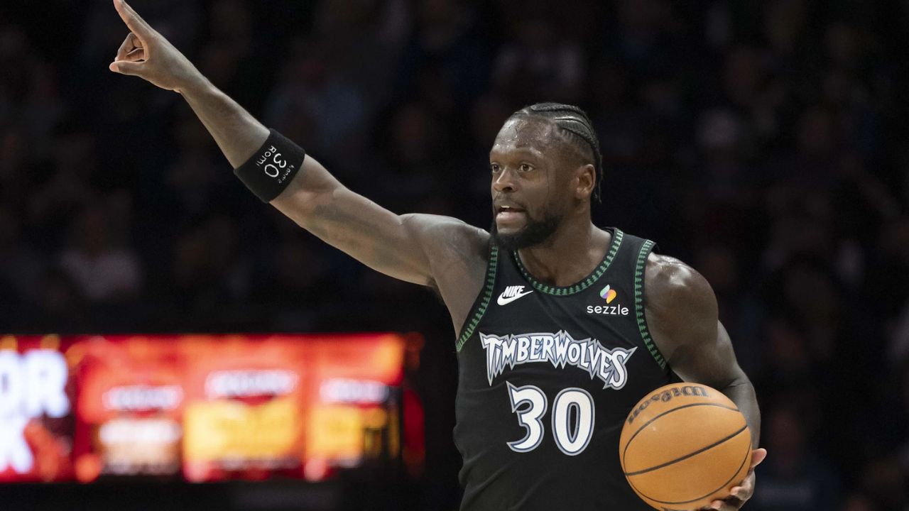 朱利叶斯·兰德尔在森林狼完成最大加时逆转后向斯科特·福斯特出手